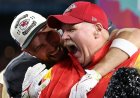 Chiefs'ten Andy Reid, Taylor Swift'in babasıyla olan ilişkisini anlatıyor, Patrick Mahomes'in liderliğini övüyor