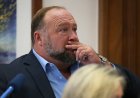 Yargıç, Alex Jones'un Sandy Hook ailelerine 1 milyar dolar ödememek için iflas korumasını kullanamayacağına hükmetti