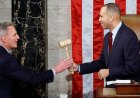 Jeffries ve Demokratlar Temsilciler Meclisi GOP konuşmacısı kaosunun ortasında gayet rahat oturuyorlar