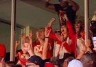 Taylor Swift, Chiefs maçına katılmadan önce eski NFL oyun kurucusu Bernie Kosar ile futbol izliyor