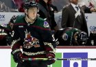 Coyotes savunucusu Travis Dermott, iç saha açılışında Pride Tape'i kullanarak NHL yasağına karşı gelen ilk oyuncu oldu