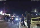 Dramatik vücut kamerası görüntülerinde polis üst geçitten sarkan adamı kurtarmaya çalışıyor