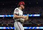 Diamondbacks'ten Brandon Pfaadt, NLCS'nin 7. Oyununda tümseği almadan önce İncil okuyor gibi görünüyor