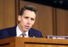 Senatör Hawley, kampüs binasında İsrail karşıtı mesajlar veren Filistinli öğrenci grubuna seslendi