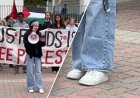 İsrail karşıtı protestocu Nike'ı boykot etme çağrısında bulundu ancak spor ayakkabıları farklı bir hikaye anlatıyor