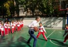 Açıkça faul: Newsom, Çin'deki basketbol maçı sırasında 'küçük bir çocuğun üzerinden geçiyor'