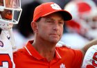 Clemson'dan Dabo Swinney, çağrılı radyo programı sırasında 'akıllı bir...' hayranını boşaltıyor: 'Sorunun bir parçasısın'