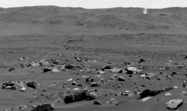 NASA Mars gezgini, kızıl gezegenin yüzeyinde hareket eden 60 metre genişliğindeki toz şeytanını gözetliyor