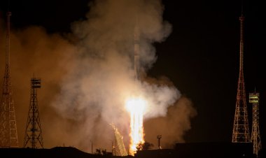 Soyuz, iki Rus ve bir Amerikalıyla birlikte Uluslararası Uzay İstasyonu'na kenetlendi