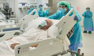 CDC, Kovid-19 nedeniyle hastaneye kaldırılmaların Amerika'nın yaşlı yetişkinleri için hâlâ bir 'halk sağlığı tehdidi' olduğunu söylüyor