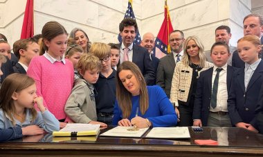 Arkansas yüksek mahkemesi, eğitim revizyonu davasında eyalet milletvekilleri Vali Sanders'ın yanında yer alıyor