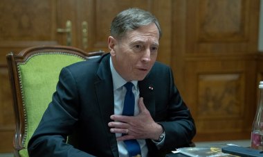 Emekli General Petraeus, Afganistan'ın çıkışına ilişkin sert değerlendirmelerde bulundu ancak Biden'ın Ukrayna'ya verdiği tepkiyi destekledi