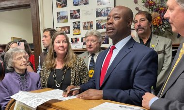 Olumsuz söylemle karşı karşıya kalan Tim Scott, Trump dışında 'yarıştaki tüm adaylardan daha fazla paraya sahip olduğunu' söylüyor
