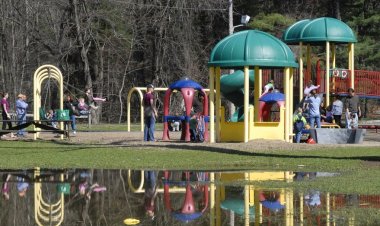 Güney Massachusetts'te oyun parkındaki kaydıraklara asit döken 2 çocuk suçlandı