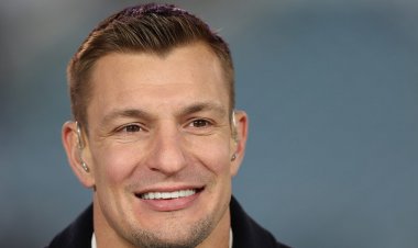 Sofi Stadyumu ile dört kez şampiyon olan kolej futbolu oyunu, 'LA Bowl Hosted By Gronk' olarak yeniden adlandırıldı
