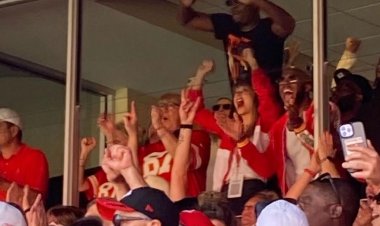 Taylor Swift, Chiefs maçına katılmadan önce eski NFL oyun kurucusu Bernie Kosar ile futbol izliyor