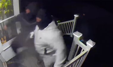 Silahlı ev sahibi, evini işgal etmek isteyenleri canlarını kurtarmak için koşmaya gönderiyor: video
