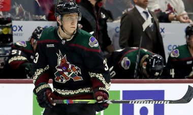 Coyotes savunucusu Travis Dermott, iç saha açılışında Pride Tape'i kullanarak NHL yasağına karşı gelen ilk oyuncu oldu