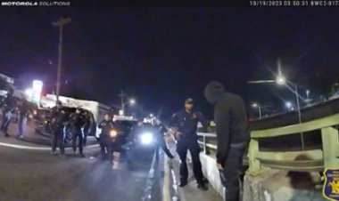 Dramatik vücut kamerası görüntülerinde polis üst geçitten sarkan adamı kurtarmaya çalışıyor