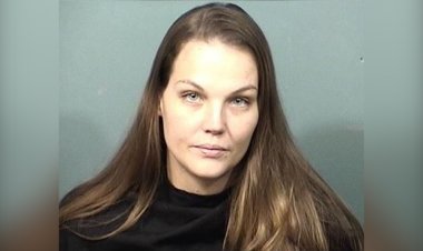 Floridalı anne, bardayken bebeğini ve yürümeye başlayan çocuğunu kilidi açık arabada bıraktıktan sonra tutuklandı