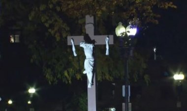 Massachusetts'li bir adamın Boston katedralinin önünde haçtan sallandıktan sonra kollarını kırdığı iddia edildi