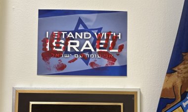 GOP milletvekili, DC ofisindeki İsrail yanlısı tabelanın kanlı el izleriyle tahrif edildiğini söyledi