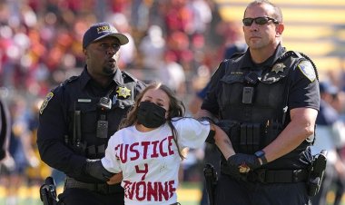 Berkeley-USC maçı, öğrencilerin Berkeley profesörünün takipten uzaklaştırılmasını protesto etmesinden sonra ertelendi