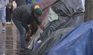 Chicago, tüyler ürpertici kış öncesinde binlerce göçmeni sıcak tutmak için yarışıyor