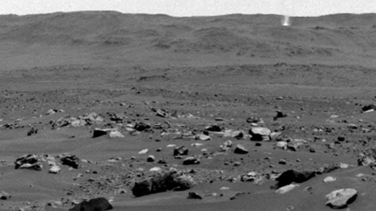 NASA Mars gezgini, kızıl gezegenin yüzeyinde hareket eden 60 metre genişliğindeki toz şeytanını gözetliyor