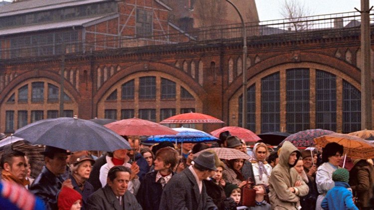 Komünist Doğu Almanya'nın gizli polisinin eski ajanı, 1974'te Berlin Duvarı'nda Polonyalı bir adamı öldürmekle suçlandı