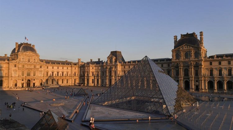Paris'teki Louvre Müzesi tehdit üzerine boşaltılırken, Fransa ölümcül bıçaklamanın ardından yüksek alarma geçti
