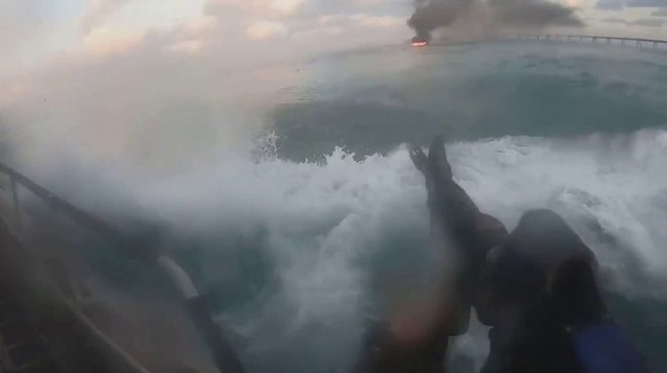 IDF'nin video görüntüleri, İsrail Donanması biriminin saldırı sabahı deniz yoluyla sızan Hamas teröristlerini püskürttüğünü gösteriyor