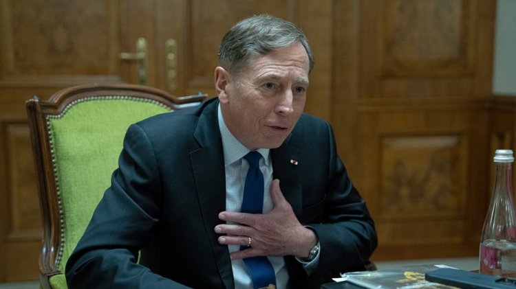 Emekli General Petraeus, Afganistan'ın çıkışına ilişkin sert değerlendirmelerde bulundu ancak Biden'ın Ukrayna'ya verdiği tepkiyi destekledi