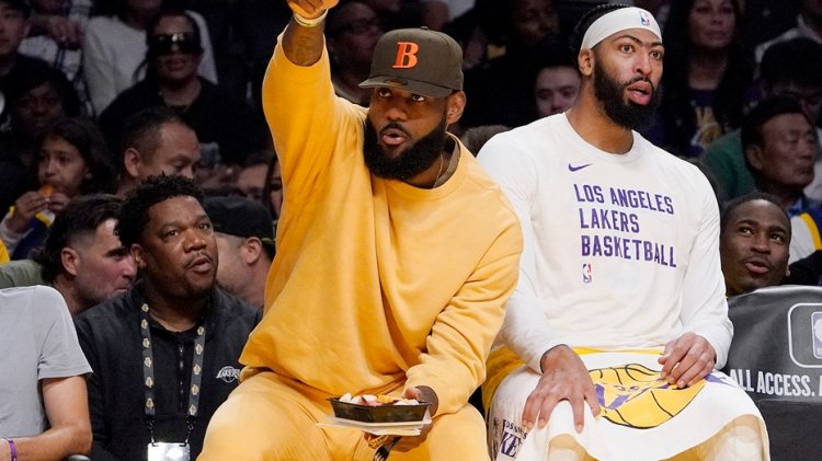 Lakers'ın yıldızı LeBron James'in sezon öncesi maçında yedek kulübesinde yemek yemesinden 'hoşlanmıyordu'