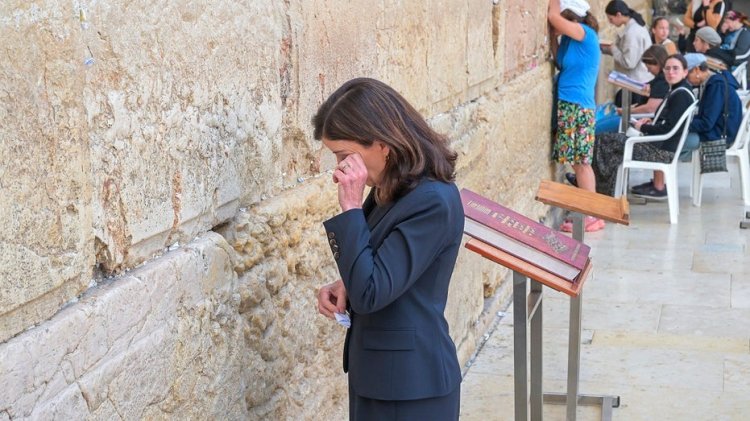 New York Valisi Kathy Hochul, babasının İsrail'deyken öldüğünü öğrenince Ağlama Duvarı'na gözyaşlarıyla dolu bir ziyarete yol açtı