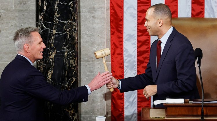 Jeffries ve Demokratlar Temsilciler Meclisi GOP konuşmacısı kaosunun ortasında gayet rahat oturuyorlar