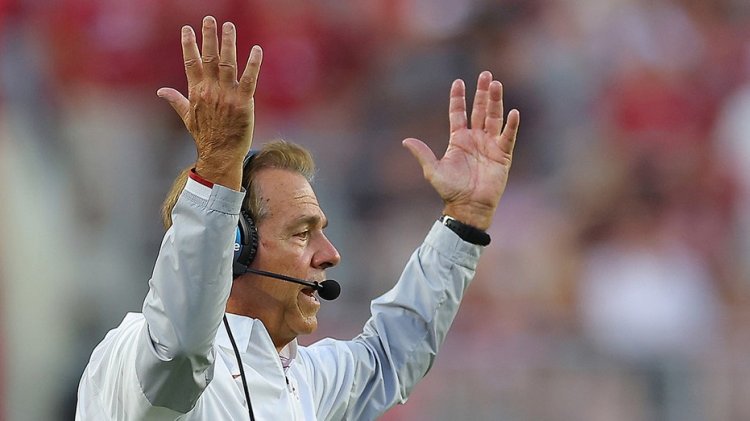 Alabama-Tennessee maçından sonra sahada seri yapan taraftar, stadyum güvenliği tarafından ele geçirildi