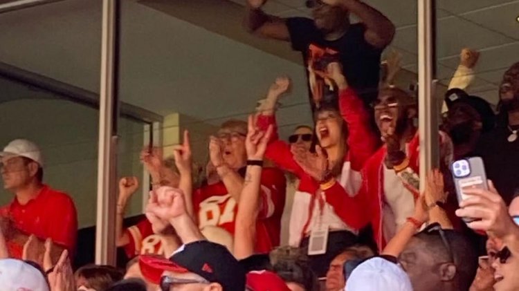 Taylor Swift, Chiefs maçına katılmadan önce eski NFL oyun kurucusu Bernie Kosar ile futbol izliyor