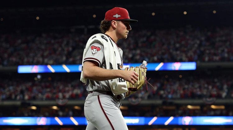 Diamondbacks'ten Brandon Pfaadt, NLCS'nin 7. Oyununda tümseği almadan önce İncil okuyor gibi görünüyor