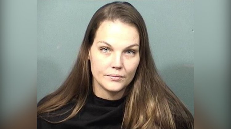 Floridalı anne, bardayken bebeğini ve yürümeye başlayan çocuğunu kilidi açık arabada bıraktıktan sonra tutuklandı