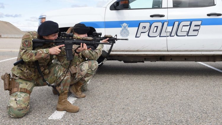 Hava Kuvvetleri polisi Teksas üssünün kapısından kaçmaya çalışan sürücüye ateş açtı
