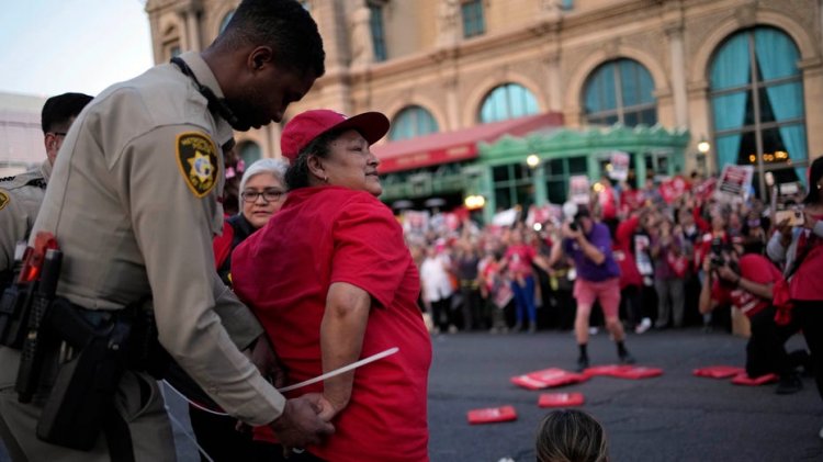 Las Vegas'taki otel çalışanları, iş anlaşmazlığı mitinginde trafiği aksattıktan sonra tutuklandı