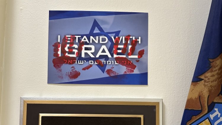 GOP milletvekili, DC ofisindeki İsrail yanlısı tabelanın kanlı el izleriyle tahrif edildiğini söyledi