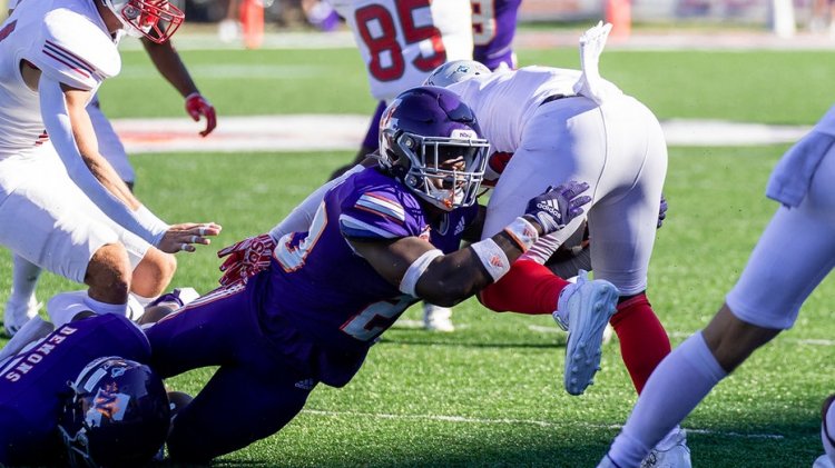 Northwestern State futbol sezonunu iptal etti, oyuncunun vurularak öldürülmesinin ardından baş antrenör istifa etti