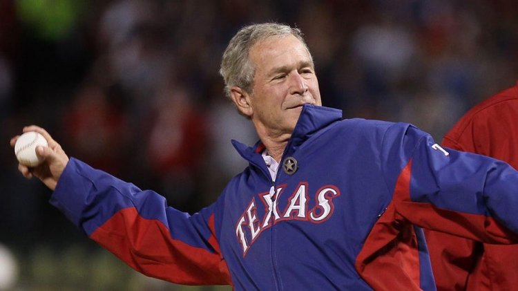 George W. Bush, Dünya Serisinin 1. Maçı öncesinde törensel ilk atışını yapıyor