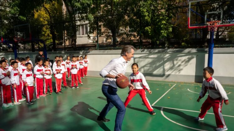 Açıkça faul: Newsom, Çin'deki basketbol maçı sırasında 'küçük bir çocuğun üzerinden geçiyor'