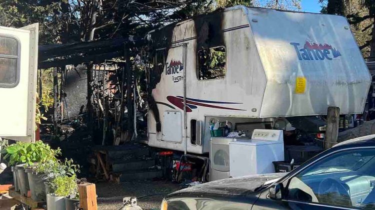 Washington'lu genç, tamamen yutulan mobil evde mahsur kaldıktan sonra çıkan yangında öldü, aile alevlerden kurtuldu