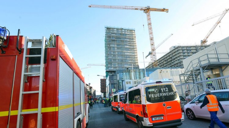 Almanya'da 8 katlı iskelenin çökmesi sonucu 4 inşaat işçisinin öldüğü bildirildi