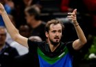 Rus tenis yıldızı Daniil Medvedev, Paris Masters'taki sinir krizi sırasında kaba bir jest yapıyor gibi görünüyor