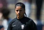 Eski profesyonel futbolcu, Beverly Hills'teki İsrail yanlısı göstericilere Nazi selamı veriyor gibi görünüyor